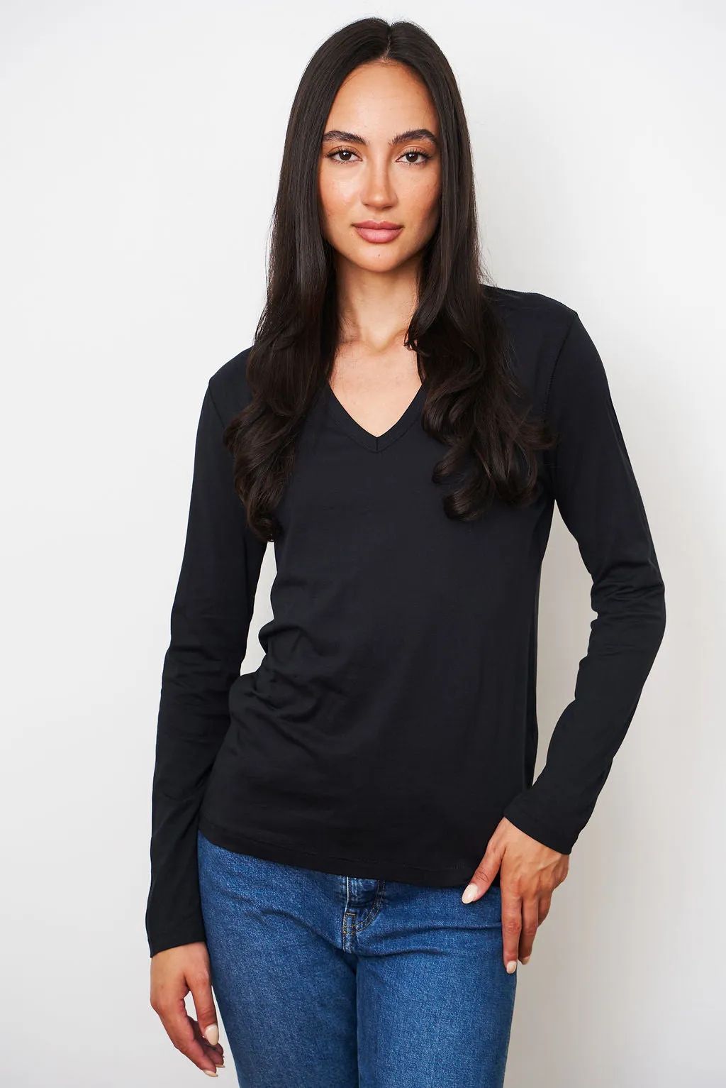 Lyocell Cotton Long Sleeve Semi Relaxed V-Neck in Noir