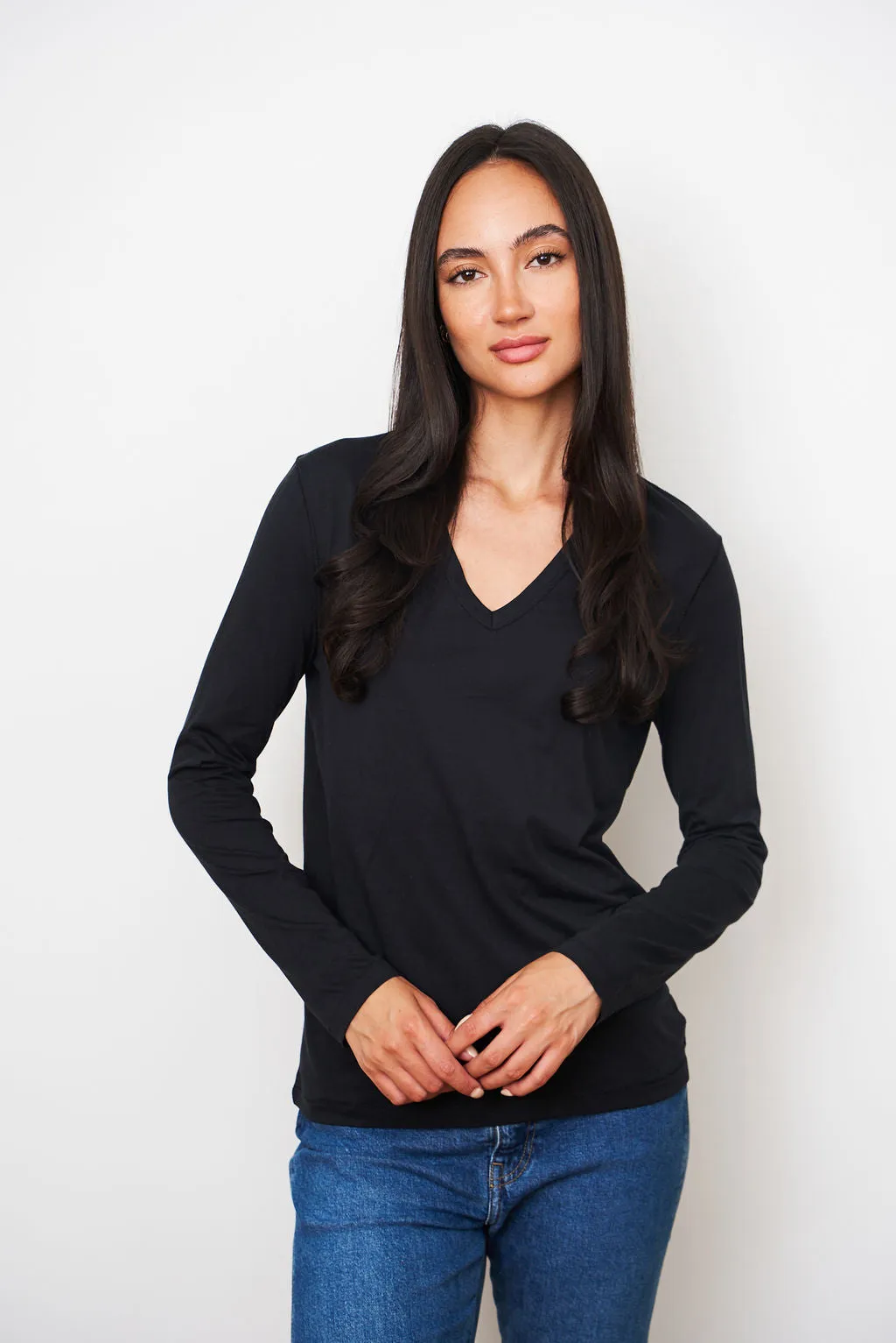 Lyocell Cotton Long Sleeve Semi Relaxed V-Neck in Noir